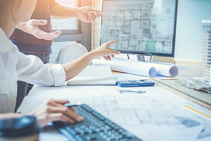 Bauzeichnerin und Technischen Zeichner bei der Arbeit